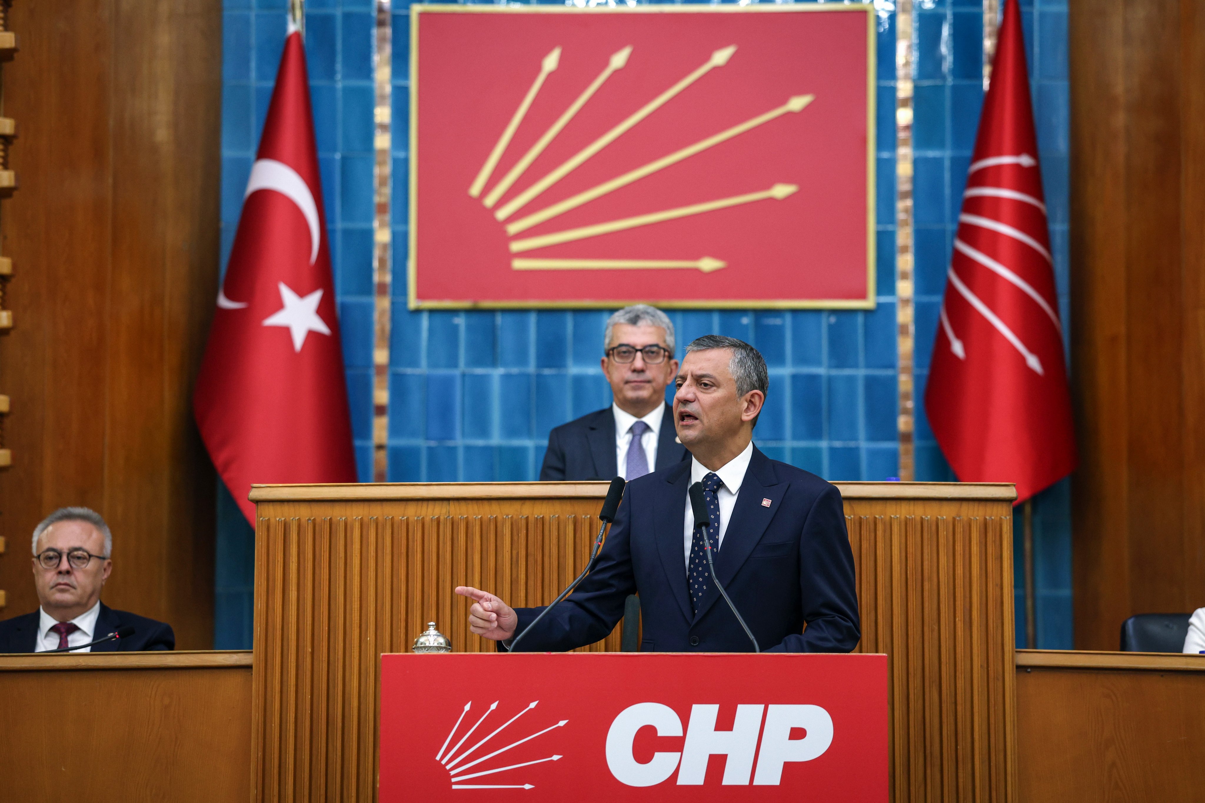 Özel'den 'CHP'ye kayyum atanacak' resti... Seçim olmadan gelecek adamın 2 milyon üyemiz alnını karışlar
