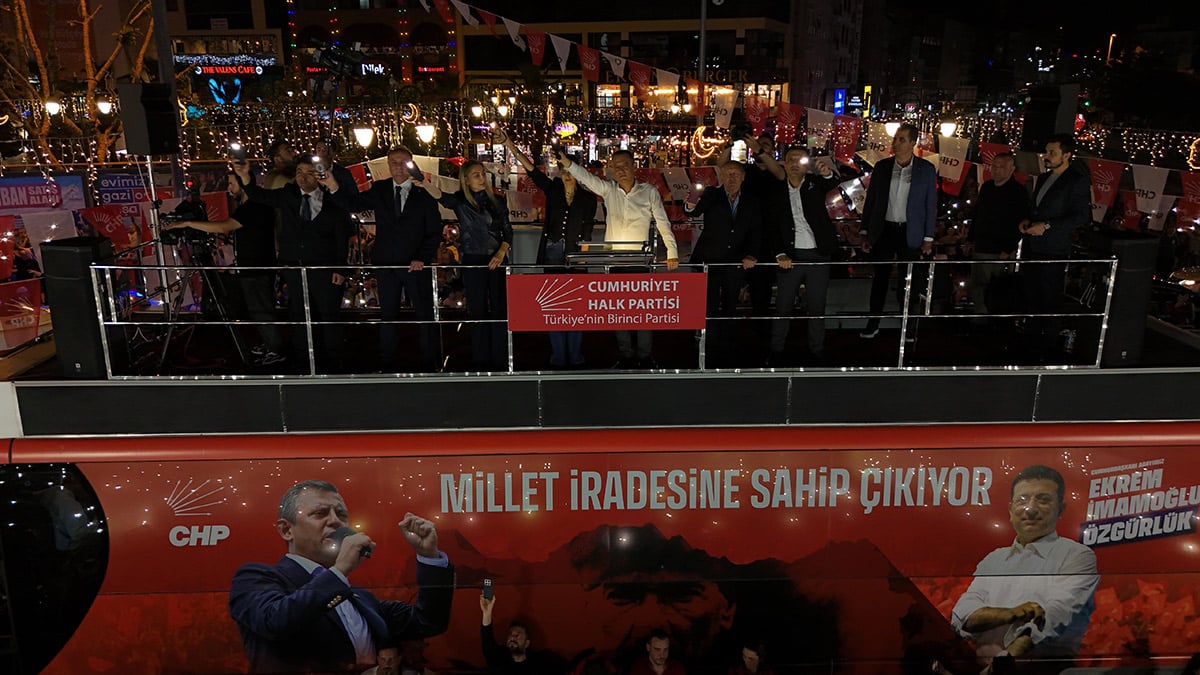 Özel'den Akın Gürlek'e: Tepemin tasını attırma, dağılamamak üzere toplanırız