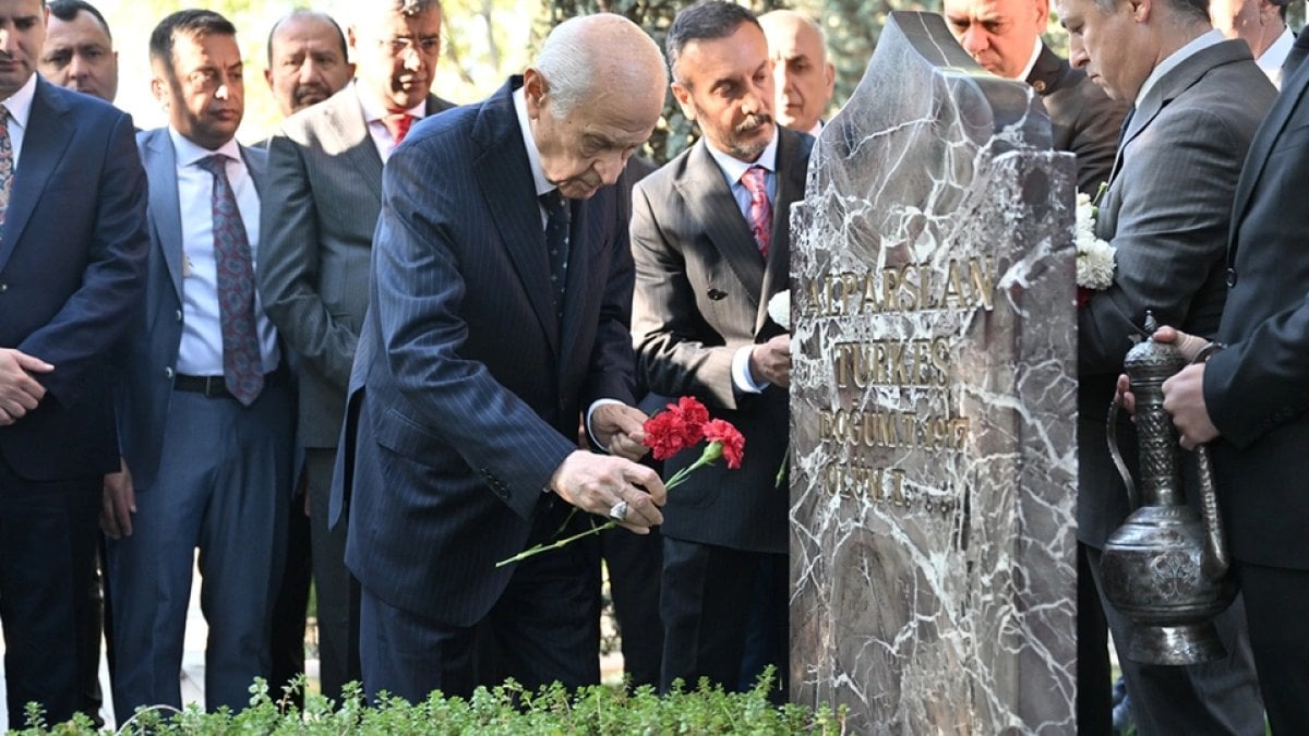 Bahçeli, Türkeş'in kabrinde: 'Darbeler anayasası terk edilmeli'