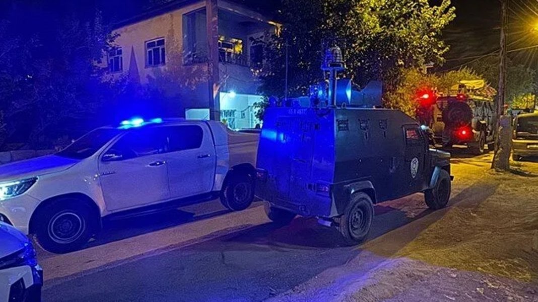 Van'da dehşete düşüren cinayet: Baba öldü, kızları yaralandı