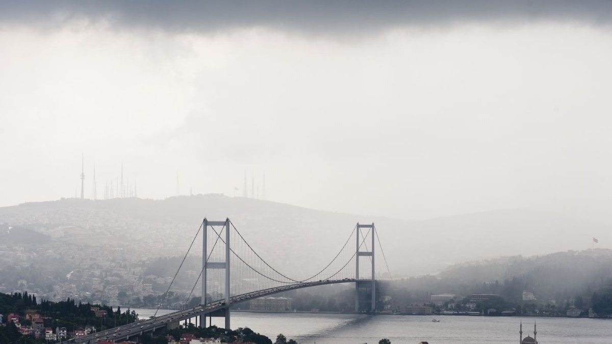 İstanbul için kritik saatler başladı! AKOM'dan fırtına ve kuvvetli sağanak uyarısı: Saatte 75 km hıza ulaşacak!
