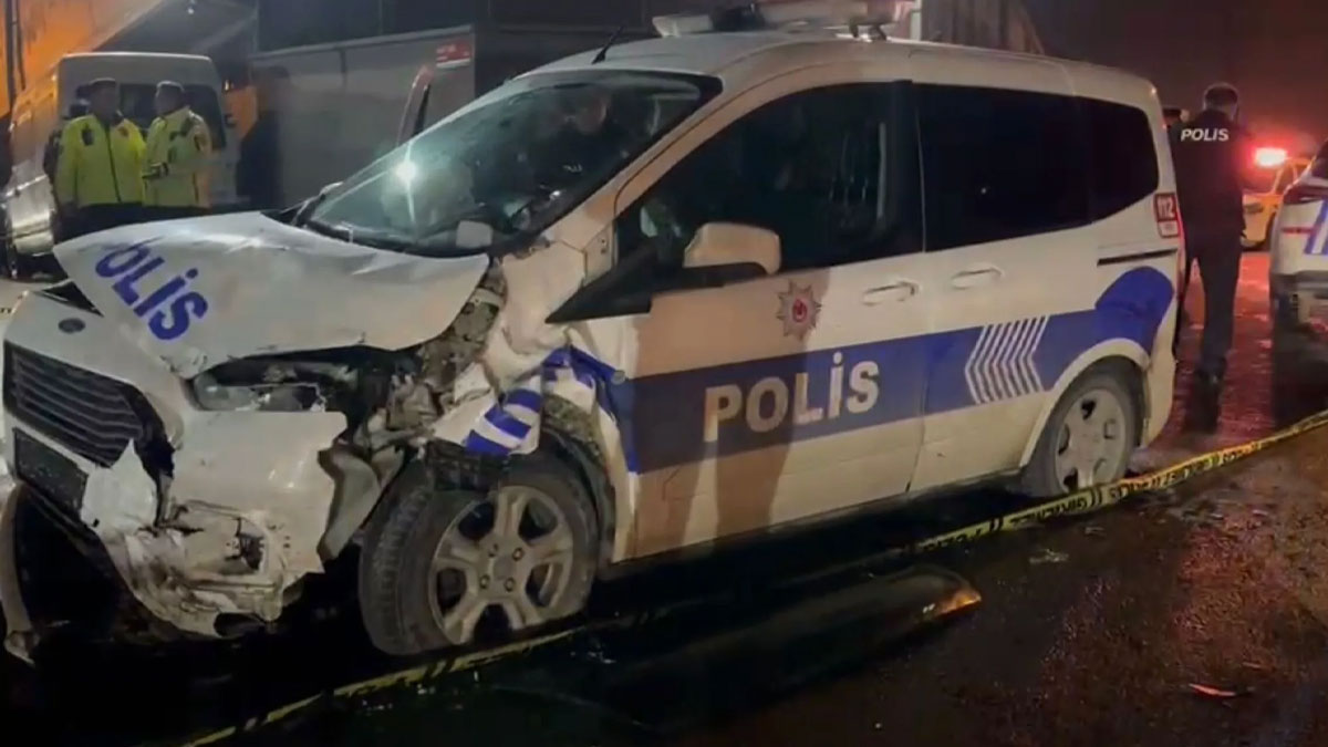 Sultanbeyli’de polis aracı ile minibüs çarpıştı: 3 yaralı
