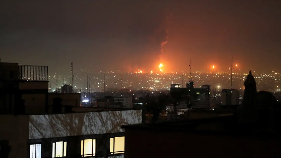 İran'da petrol depoları vuruldu: Sokaklardan petrol akıyor, kimyasal yanık riski kapıda