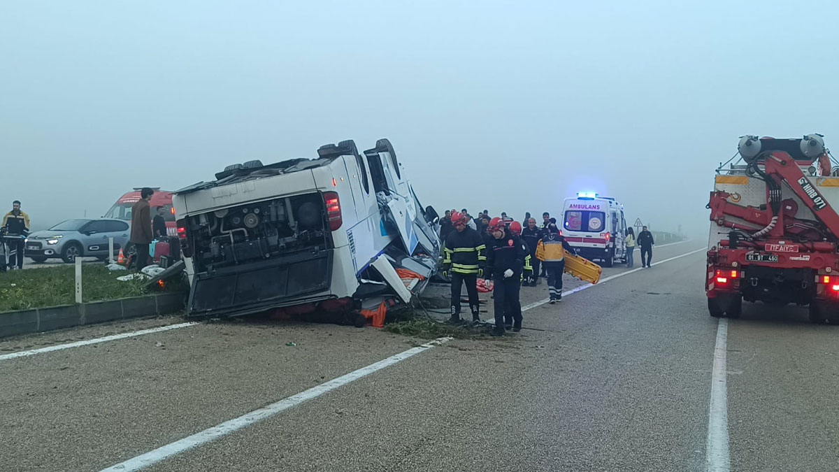 Bayram sabahı feci kaza... Adana'da yolcu otobüsü devrildi: 2 ölü, 23 yaralı