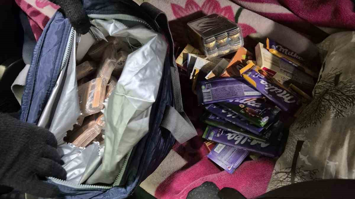 Çikolata dolu çantadan servet çıktı: Soruşturma başlatıldı