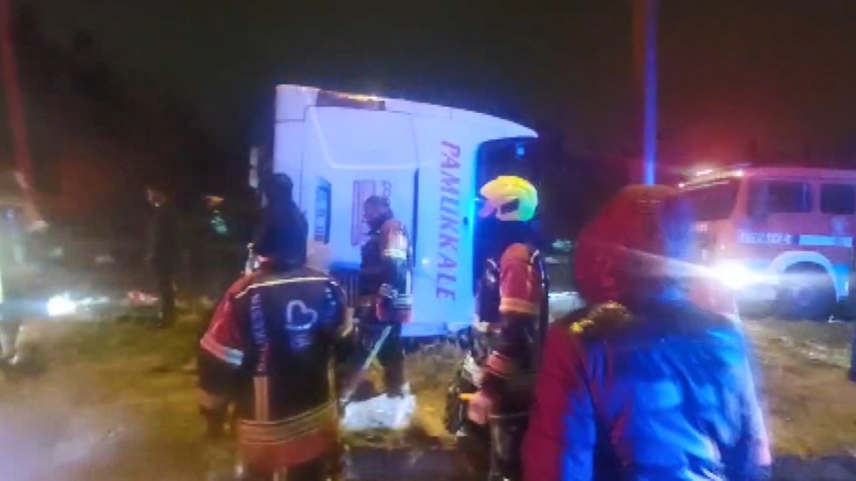 Balıkesir'de yolcu otobüsü devrildi: 3 kişi hayatını kaybetti, 26 kişi yaralandı